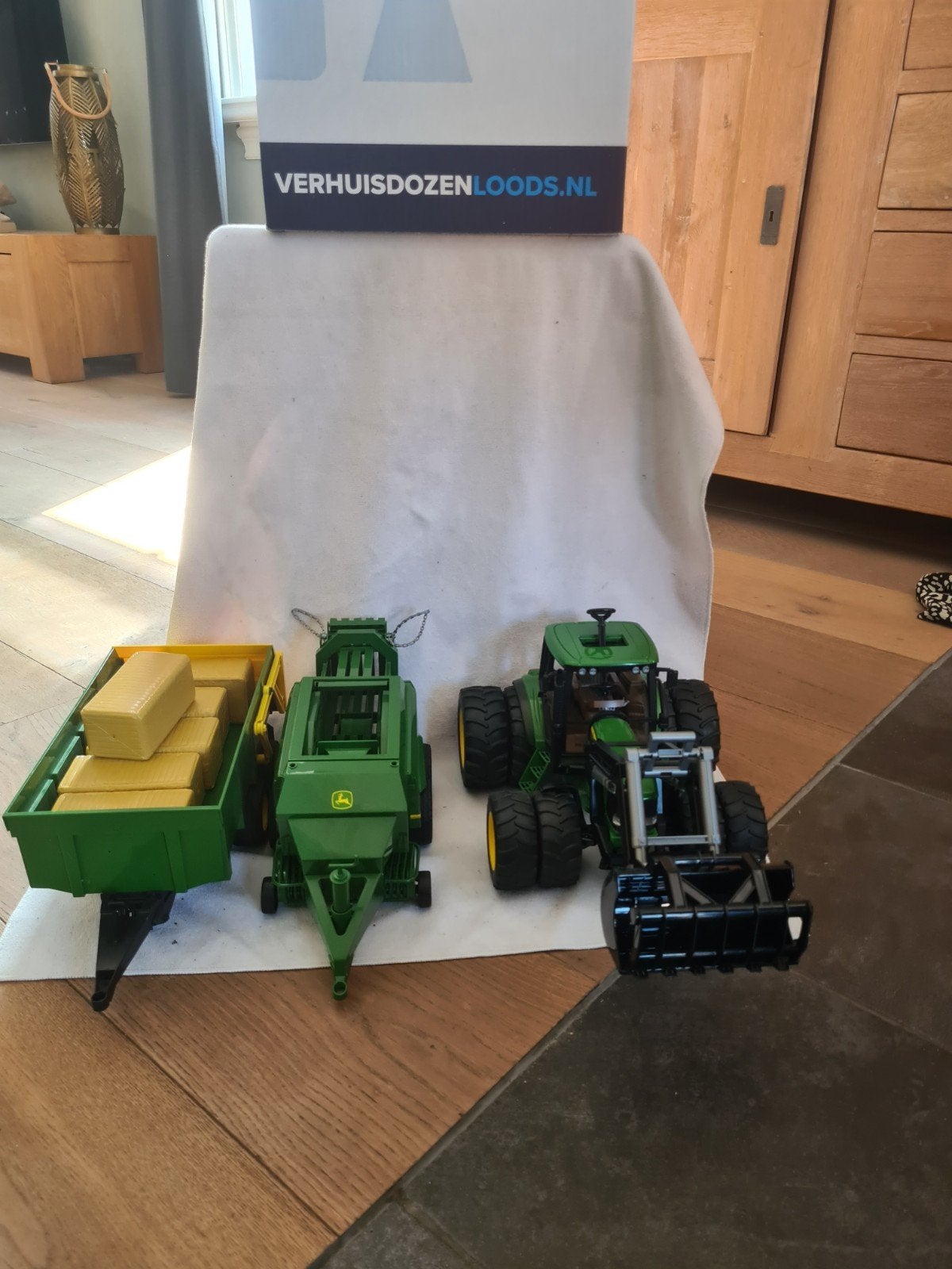 Trekker met voorlader balenperser en een kar met 6 hooibale, Ophalen
