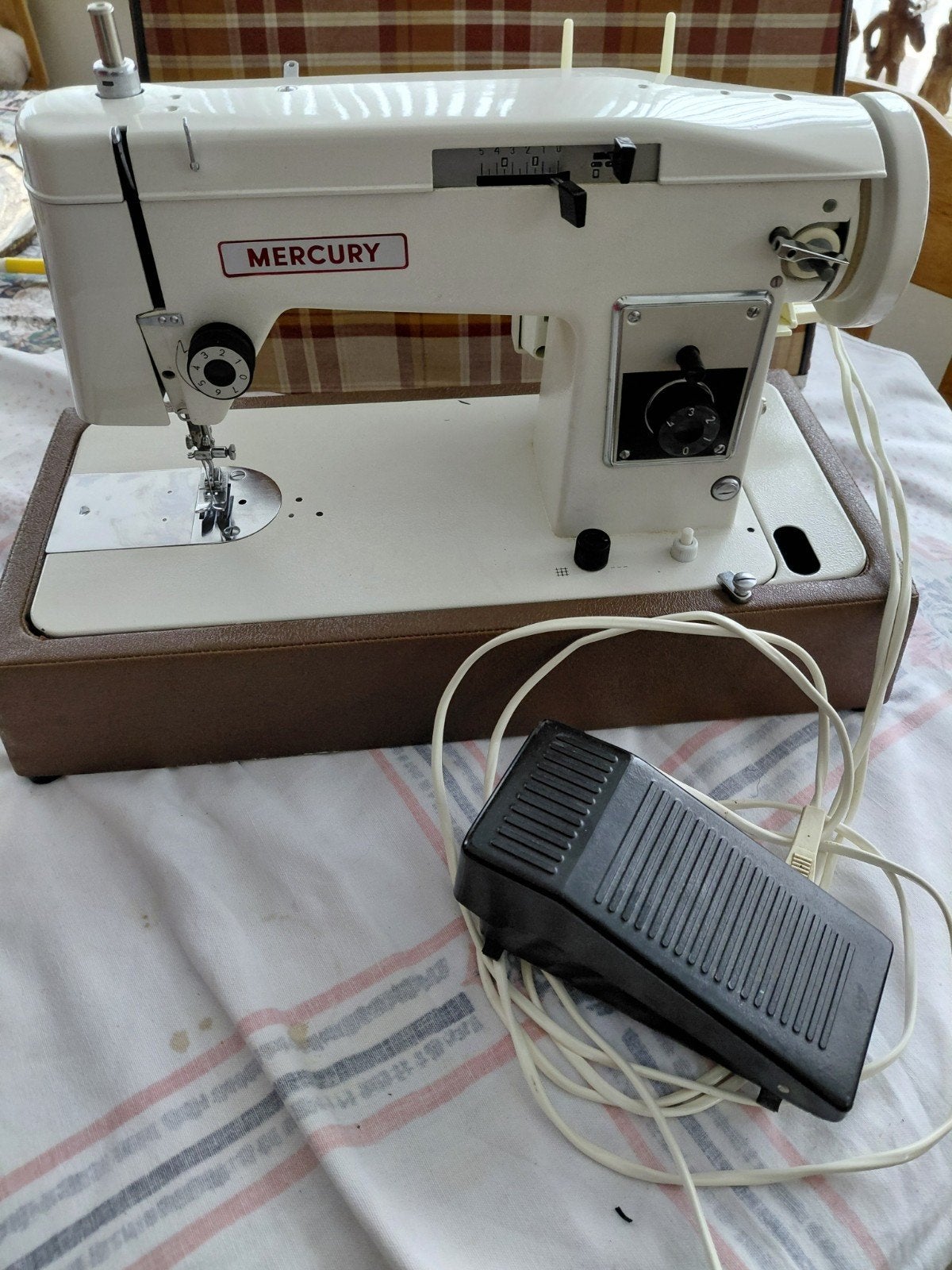 te koop een naaimachine   klaar voor gebruik  ingst, Hobby en Vrije tijd, Naaimachines en Toebehoren, Ophalen of Verzenden, Naaimachine
