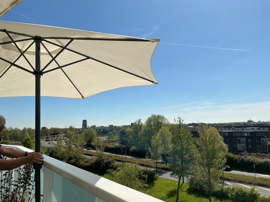 Witte stokparasol met zwengel -, Ophalen of Verzenden, 1 tot 2 meter, Stokparasol, Verstelbaar