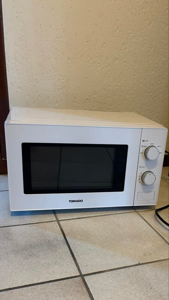 Tomado Magnetron - Wit, zo goed als nieuw, Minder dan 45 cm, Ophalen of Verzenden, Draaiplateau, Vrijstaand