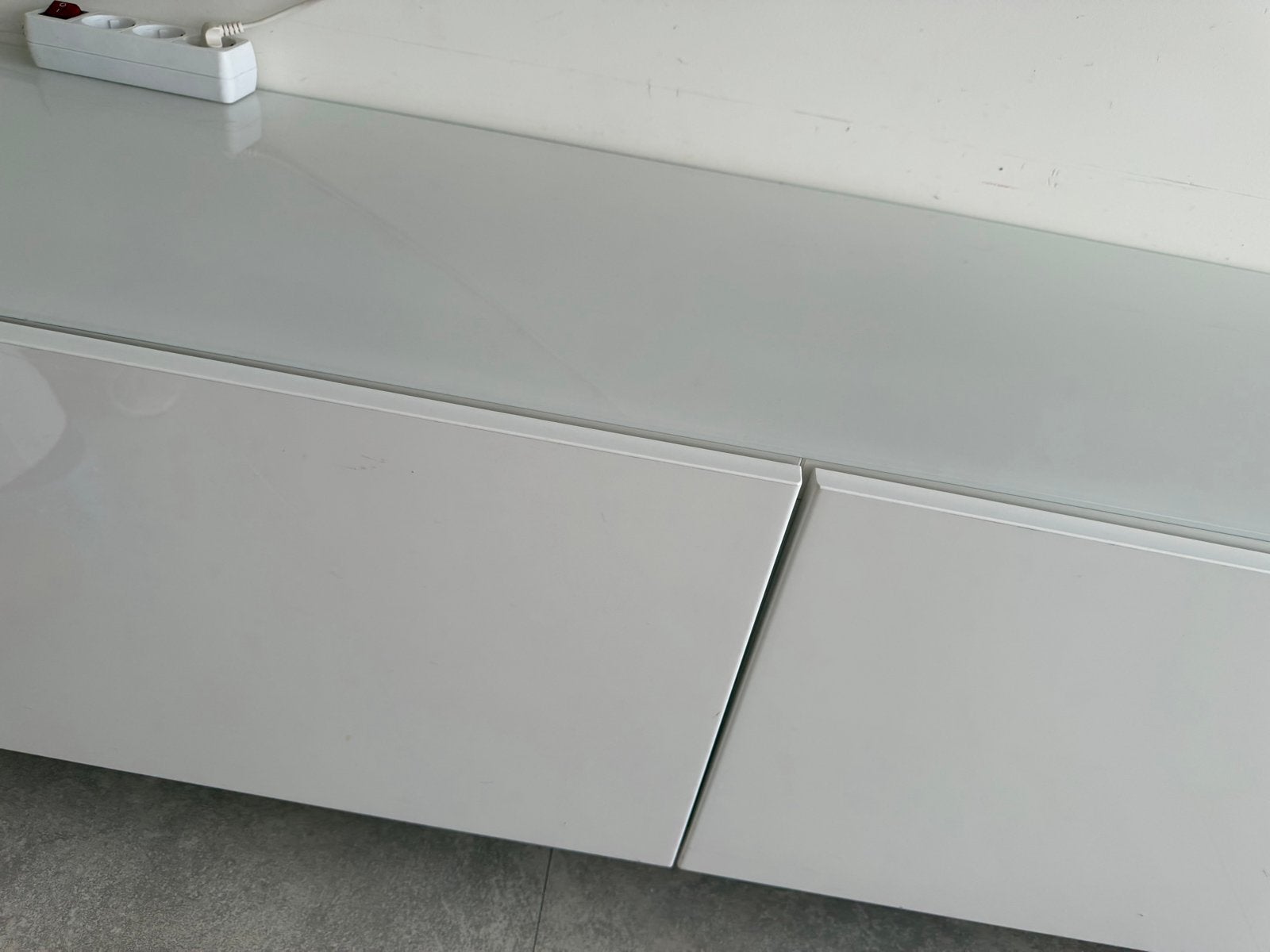 Moderne witte tv-meubel met veel opbergruimte, Ophalen, Kunststof, Zo goed als nieuw, 200 cm of meer