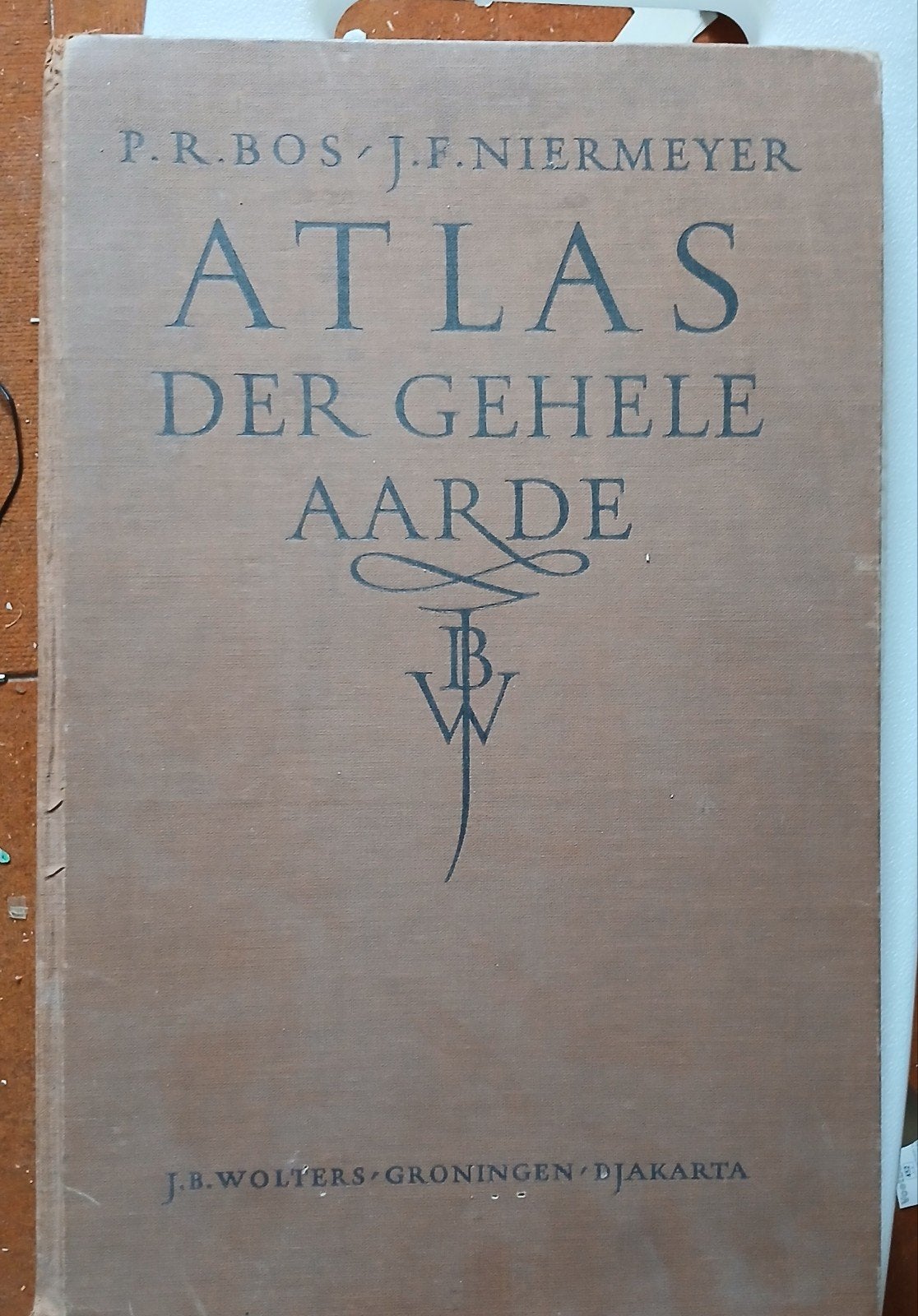 Bos-Niermeyer Schoolatlas der Gehele Aarde - 1951, Boeken, Atlassen en Landkaarten, Gelezen, Bosatlas, Ophalen of Verzenden, P.R. Bos, J.F. Niermeyer, P. Eibergen