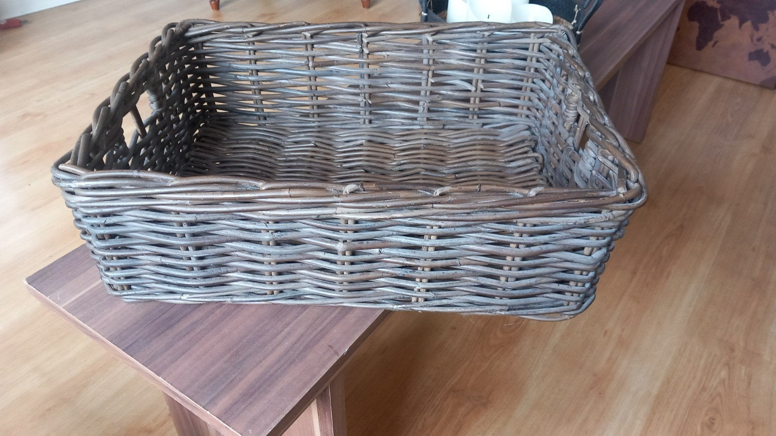Grote stevige rieten mand, Huis en Inrichting, Woonaccessoires | Schalen en Manden, Ophalen, Gebruikt, Mand, Riet