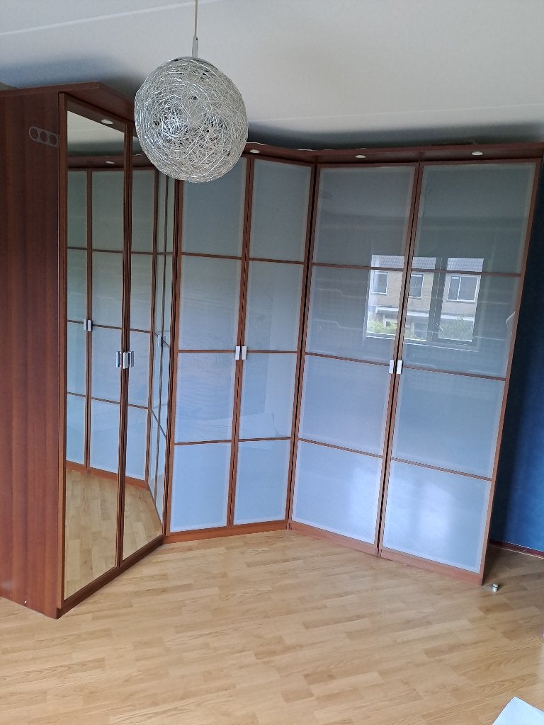 Grote hoekkast met spiegel en glazen deuren, Ophalen, Met deur(en), Modern, Hoekmodel, Zo goed als nieuw