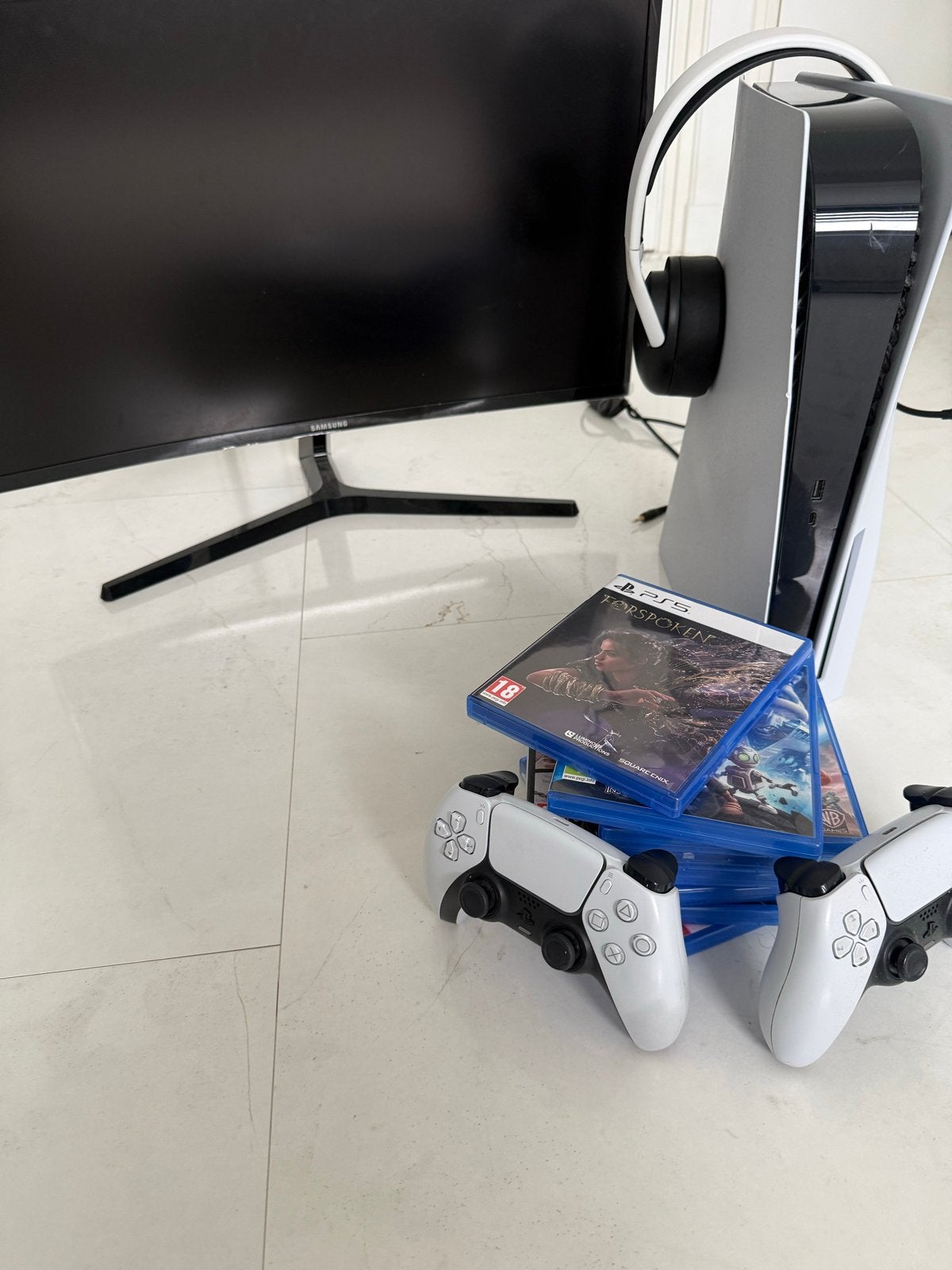 PS5 bundel: console, 2 controllers, games, headset, monitor, Overige genres, Ophalen of Verzenden, Zo goed als nieuw, Eén computer