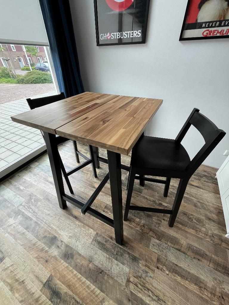 IKEA Skogsta bartafel met 2 stoelen, Huis en Inrichting, Ophalen, Gebruikt, Inclusief barstoelen