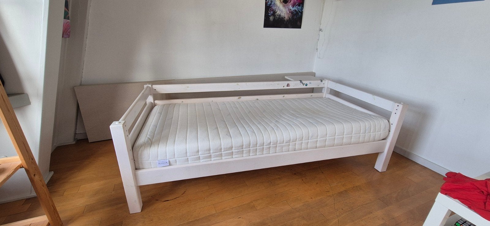 Wit eenpersoonsbed met lattenbodem en matras, Ophalen, Gebruikt, 90 cm, Eenpersoons