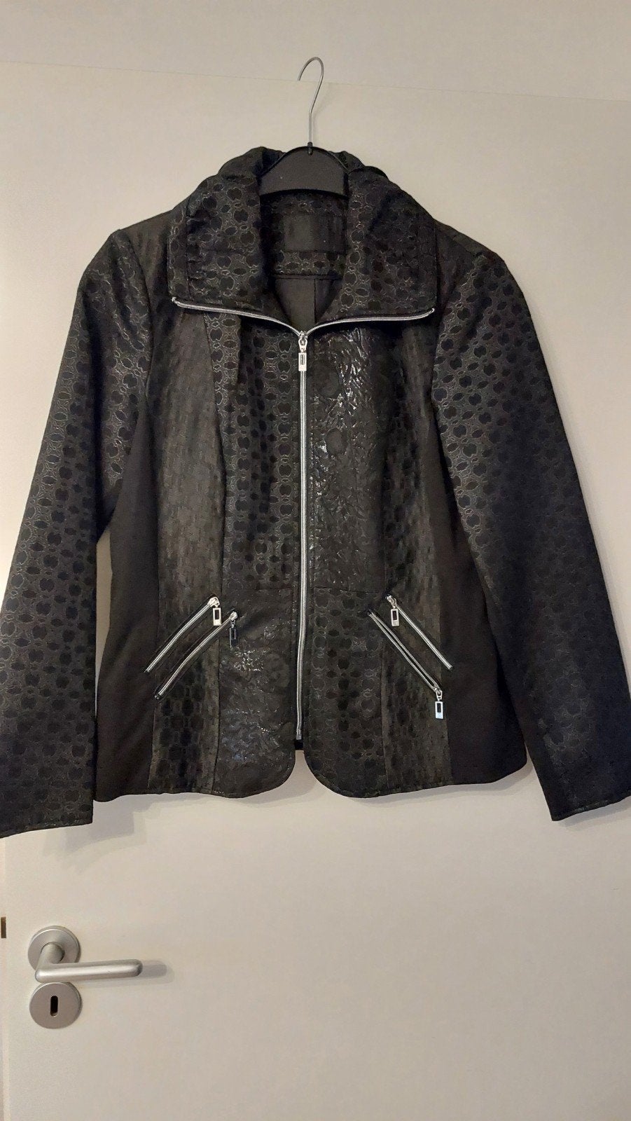 Zwarte dames zomerjas met ritsjes, maat M, Kleding | Dames, Jassen | Zomer, Ophalen of Verzenden, Zo goed als nieuw, Maat 38/40 (M)
