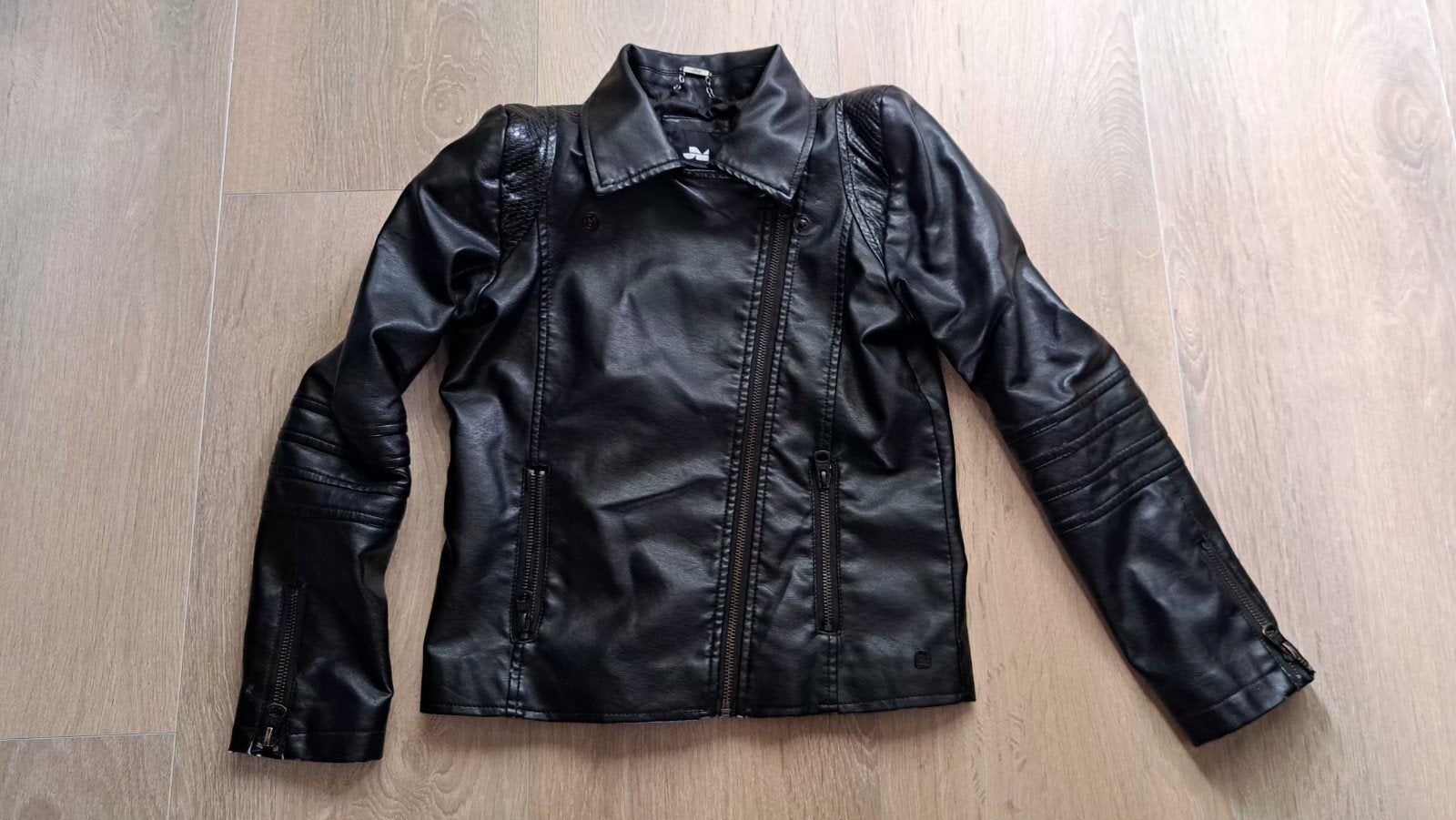 Stoere zwarte imitatie leren jas maat 146/152, Kinderen en Baby's, Kinderkleding | Maat 146, Jongen of Meisje, Ophalen of Verzenden