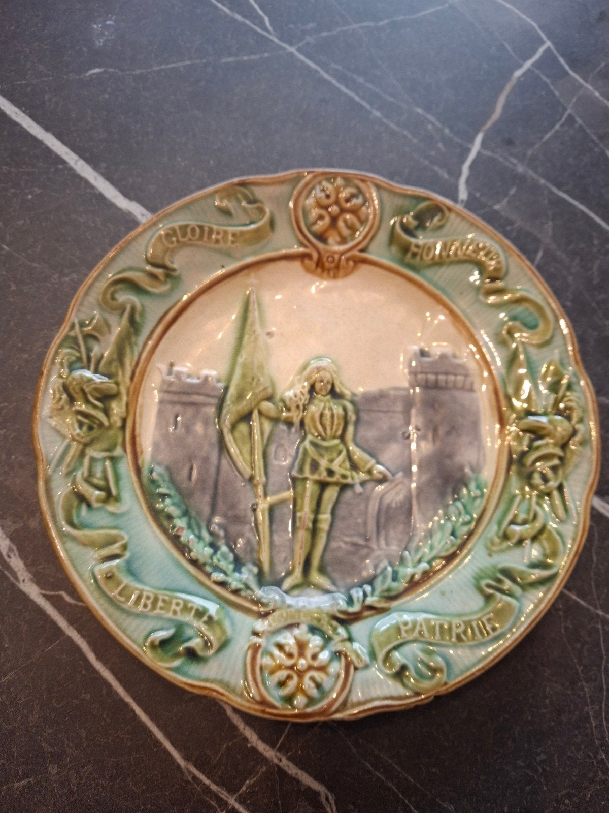 Antiek Frans majolica bord Jeanne d'Arc, Ophalen of Verzenden