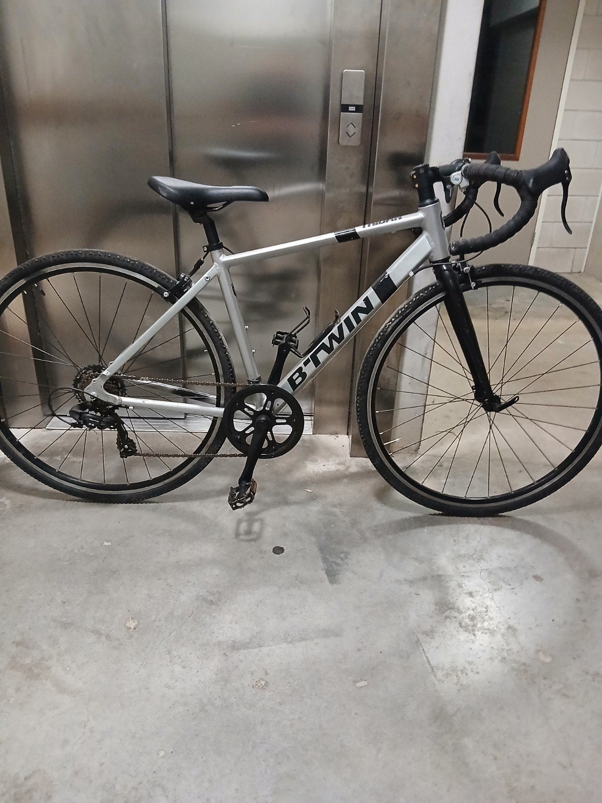 B'TWIN Triban racefiets - Zo goed als nieuw, Fietsen en Brommers, Fietsen | Racefietsen, Minder dan 10 versnellingen, 26 inch