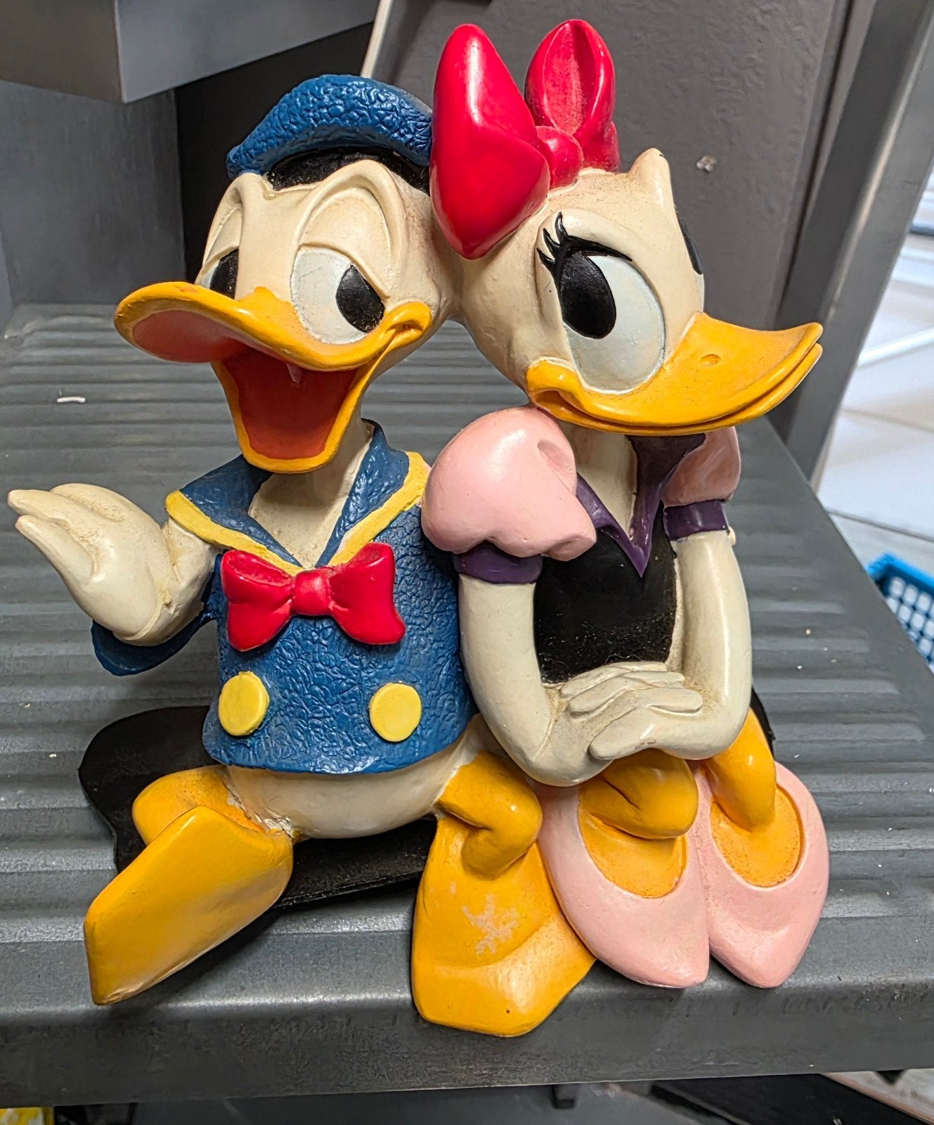 Disney beeldje: Donald en Katrien Duck, Verzamelen, Disney, Zo goed als nieuw, Beeldje of Figuurtje, Donald Duck, Ophalen of Verzenden