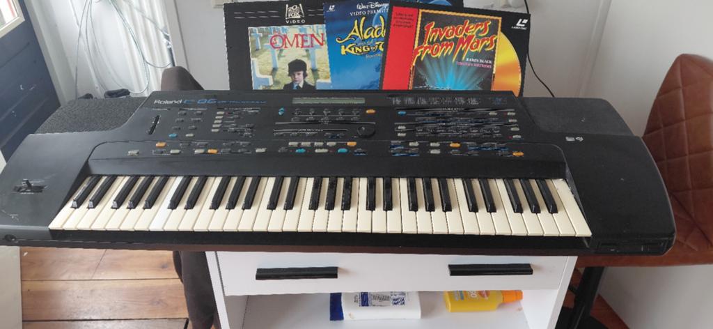 Roland e-86 intelligent synthesizer, Ophalen of Verzenden, Gebruikt, 61 toetsen, Roland