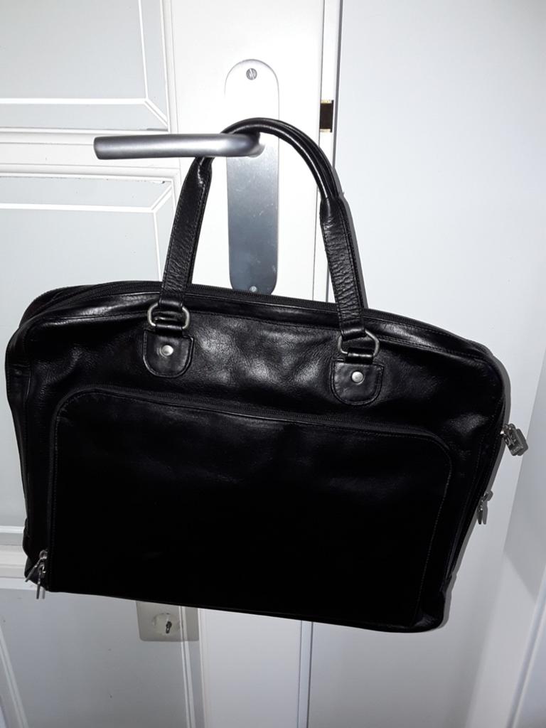 Zwarte leren SASA laptoptas, 15 inch, Ophalen of Verzenden, Zo goed als nieuw, Laptophoes
