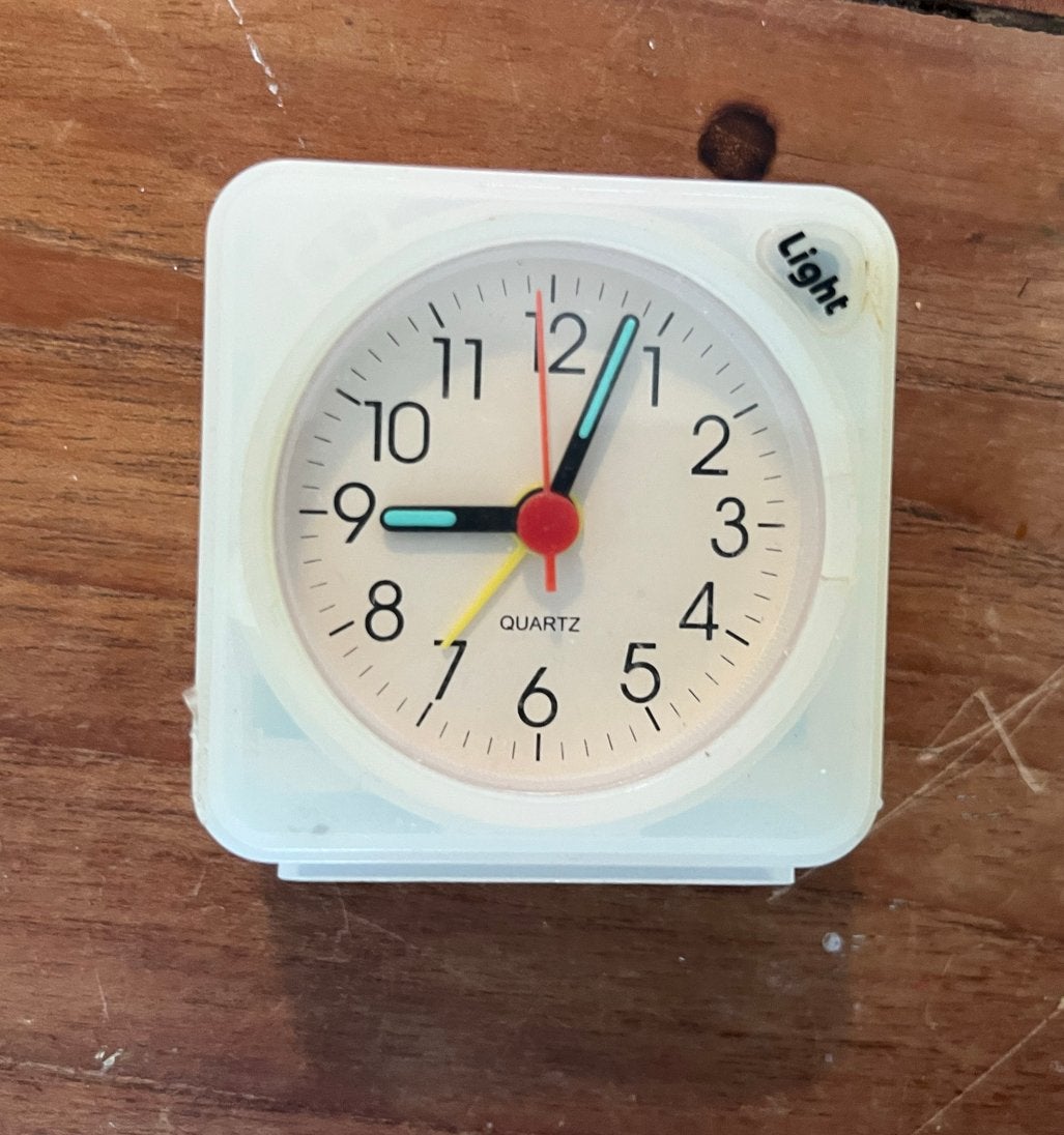 Compacte Wekker - Wit, Analoog, Quartz, Wit, Analoog, Werkt op batterijen, Ophalen of Verzenden