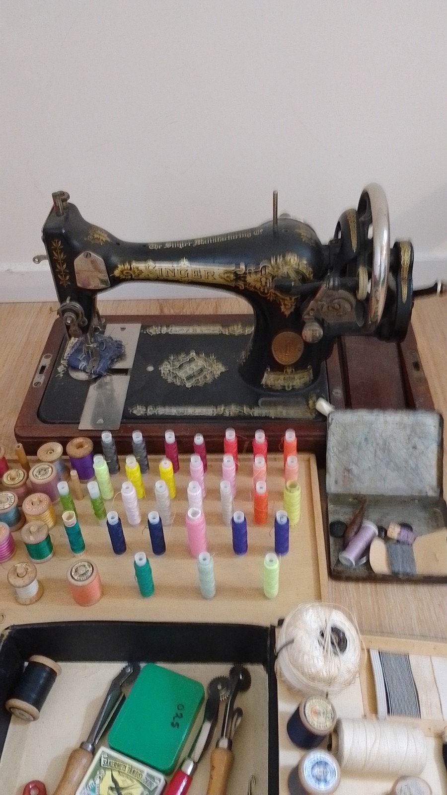 Vintage Singer Naaimachine met Naaigerei en Spoelen, Ophalen