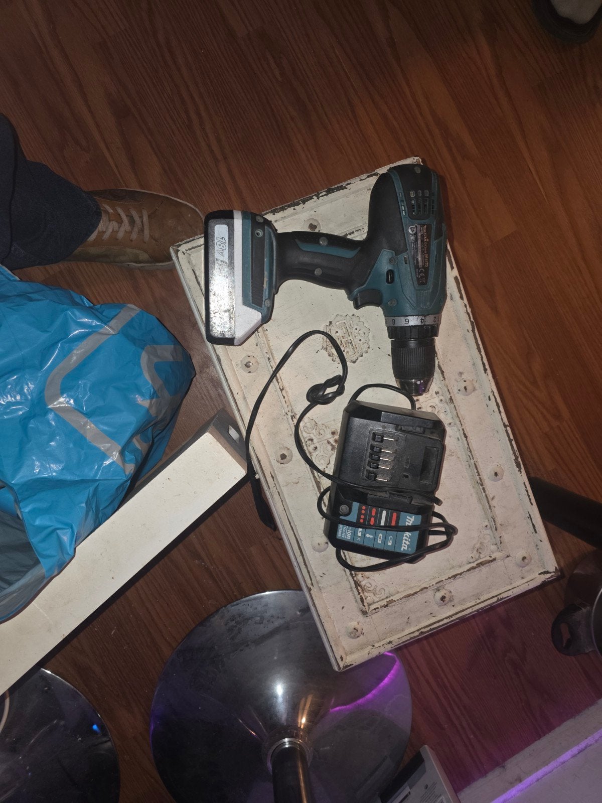 Makita Schroefboormachine met Lader - 18V, Gebruikt, Variabele snelheid, Ophalen of Verzenden, Boor- en Schroefmachine