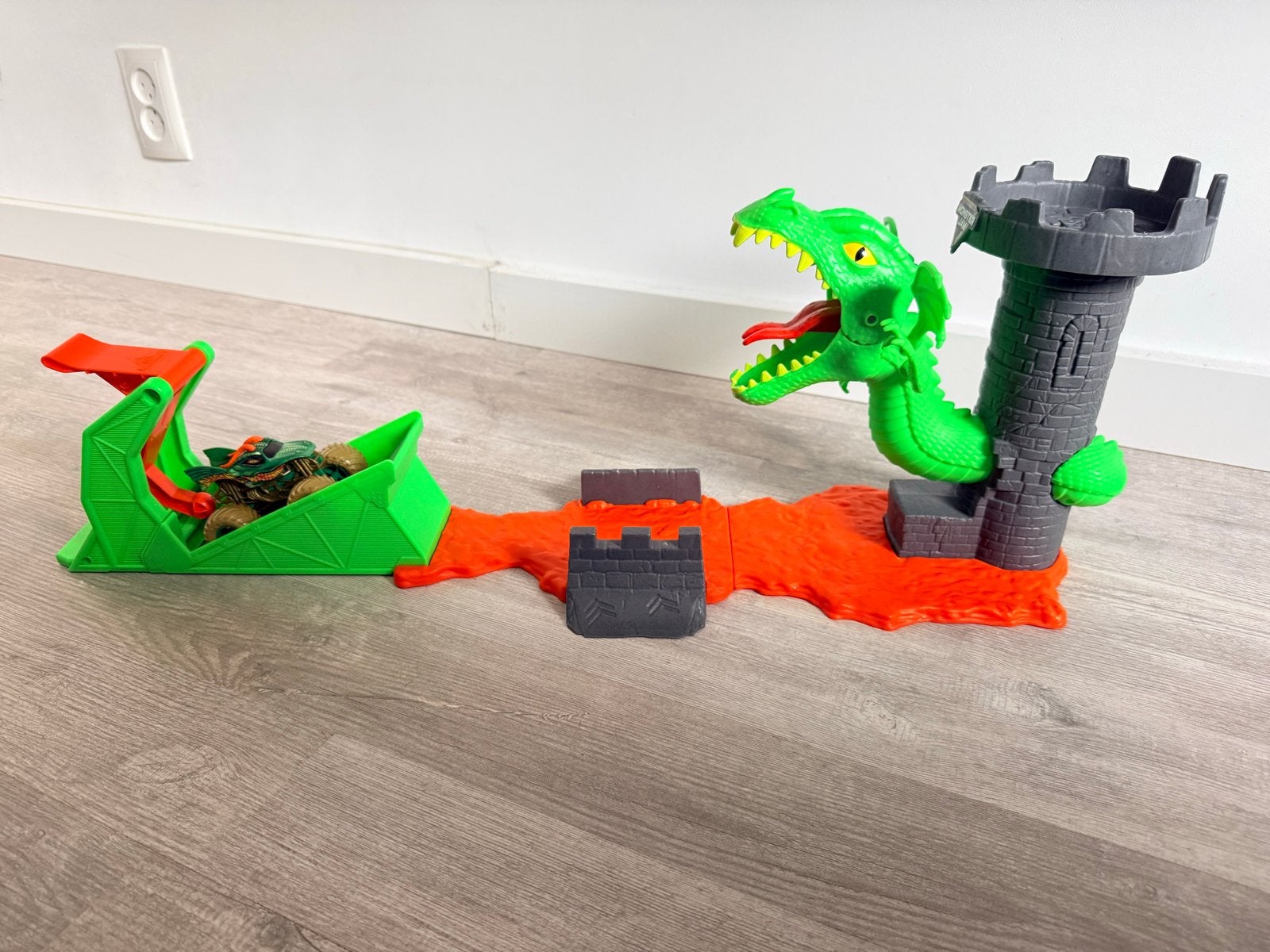 Hot Wheels Monster Trucks Dragon Blast speelset, Kinderen en Baby's, Ophalen, Zo goed als nieuw, Handmatig, Hot Wheels