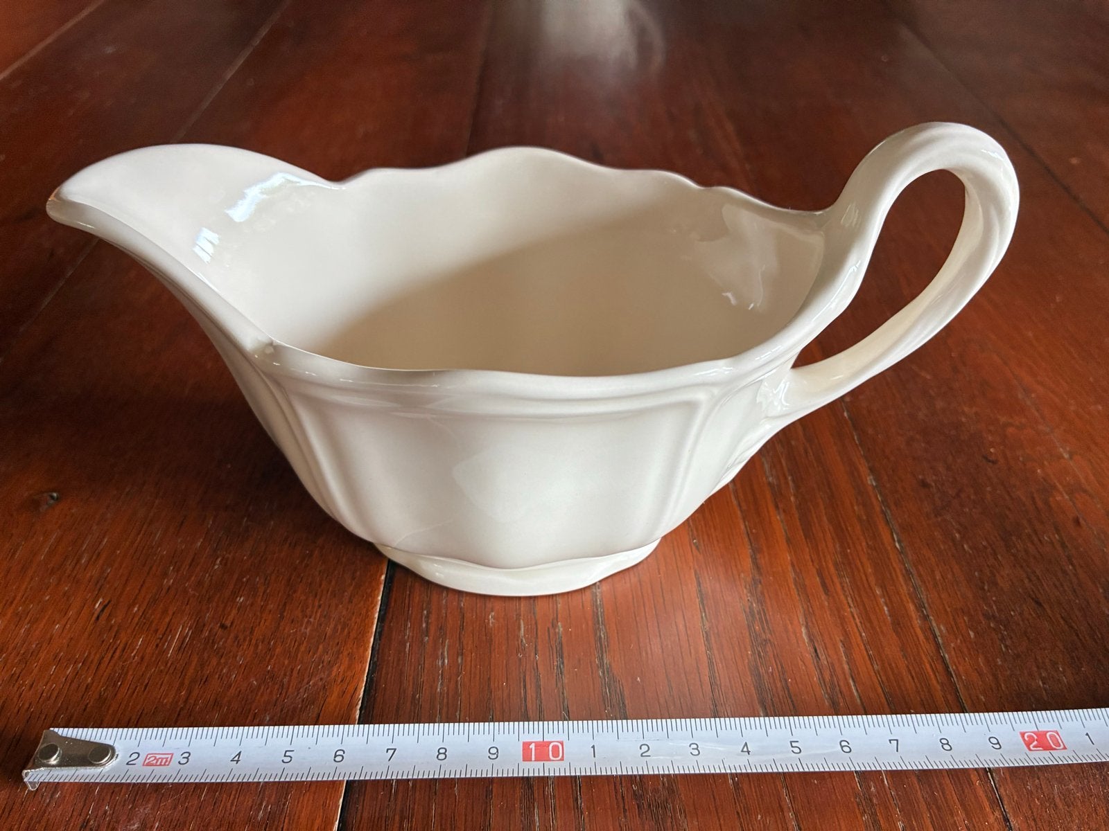 Wedgwood Queens Plain Sauskom - Klassiek en Elegant, Ophalen of Verzenden, Zo goed als nieuw, Aardewerk, Wedgwood
