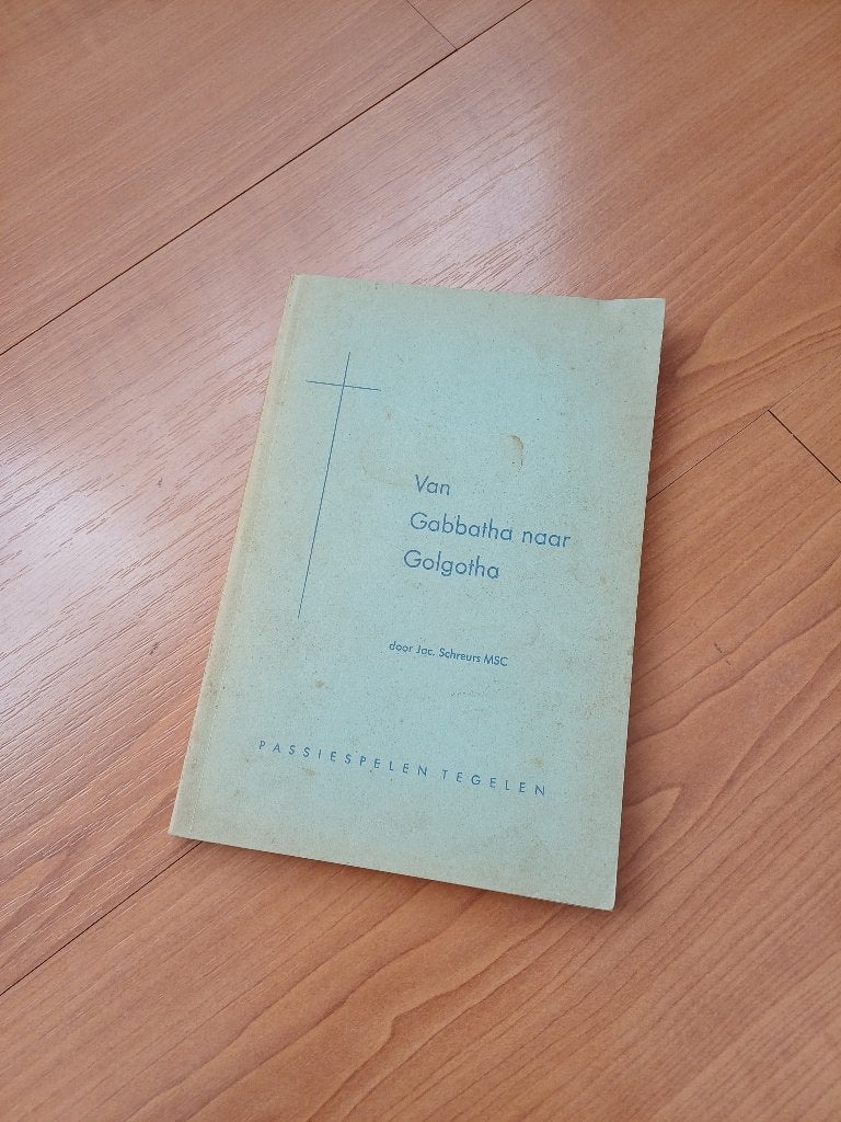 Van Gabbatha naar Golgotha Passiespelen Tegelen 1960, Boeken, Gelezen, Christendom | Katholiek, Ophalen of Verzenden, Jac Schreurs