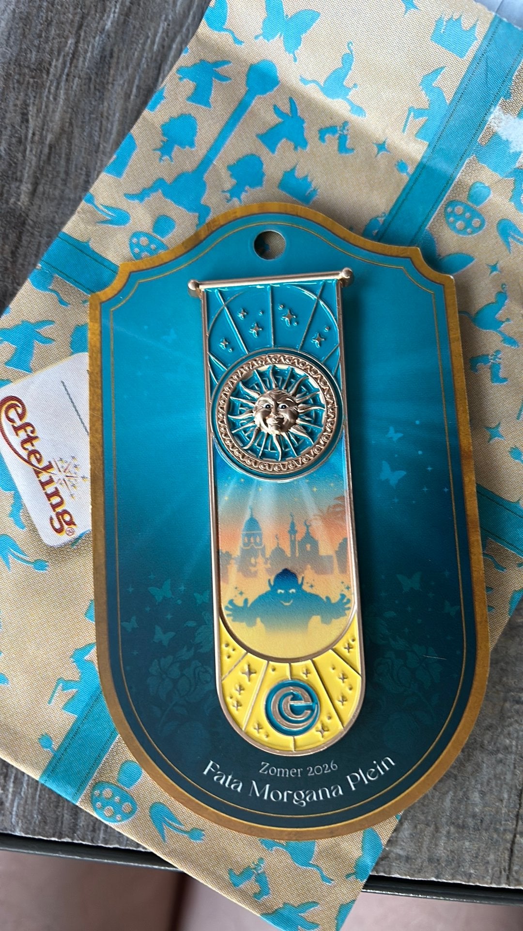 Zomer 2026 Fata Morgana Plein pin, Verzamelen, Efteling, Ophalen of Verzenden, Nieuw, Button of Speldje