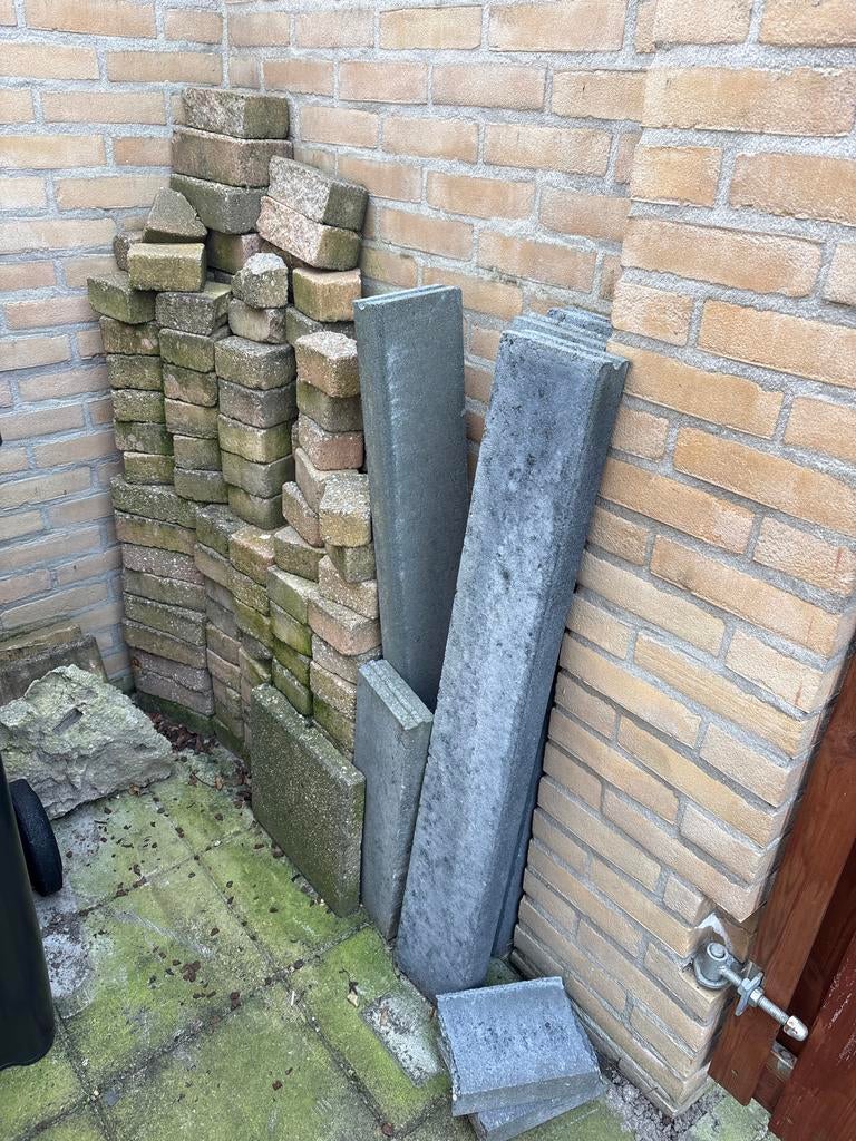 Gratis stenen en tegels voor tuin of oprit, Tuin en Terras, Ophalen, Gebruikt, Klinkers, 10 m² of meer