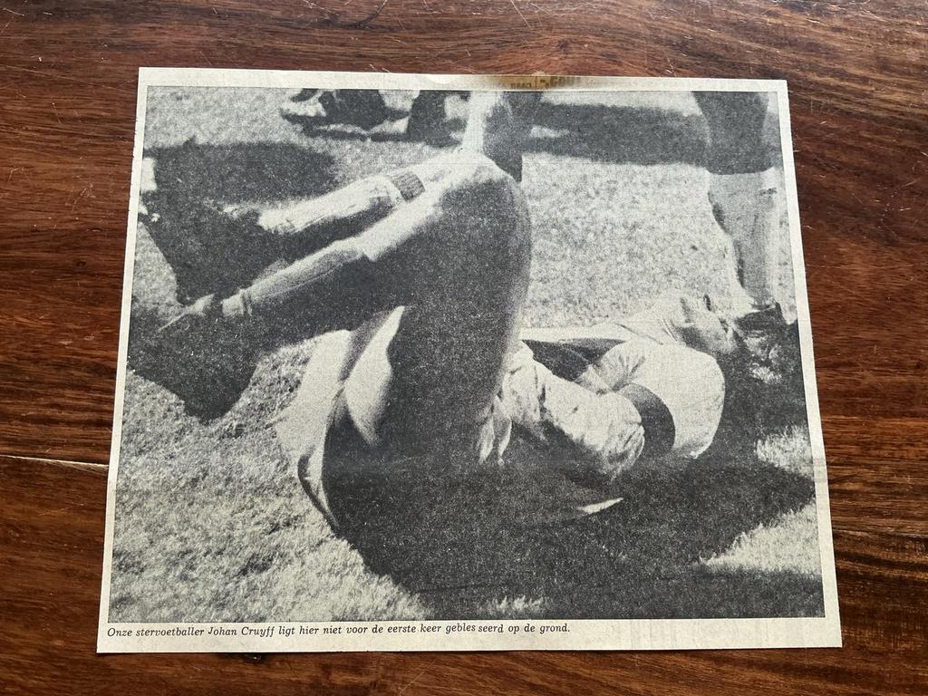 Voetbal krantenartikel Cruijff geblesseerd Ajax maart 1973, Verzamelen, Ophalen of Verzenden, 1960 tot 1980, Knipsel(s)