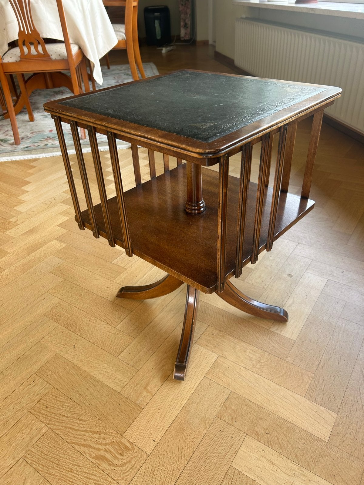 Antieke draaibare boekenkast/salontafel met leer, Ophalen of Verzenden
