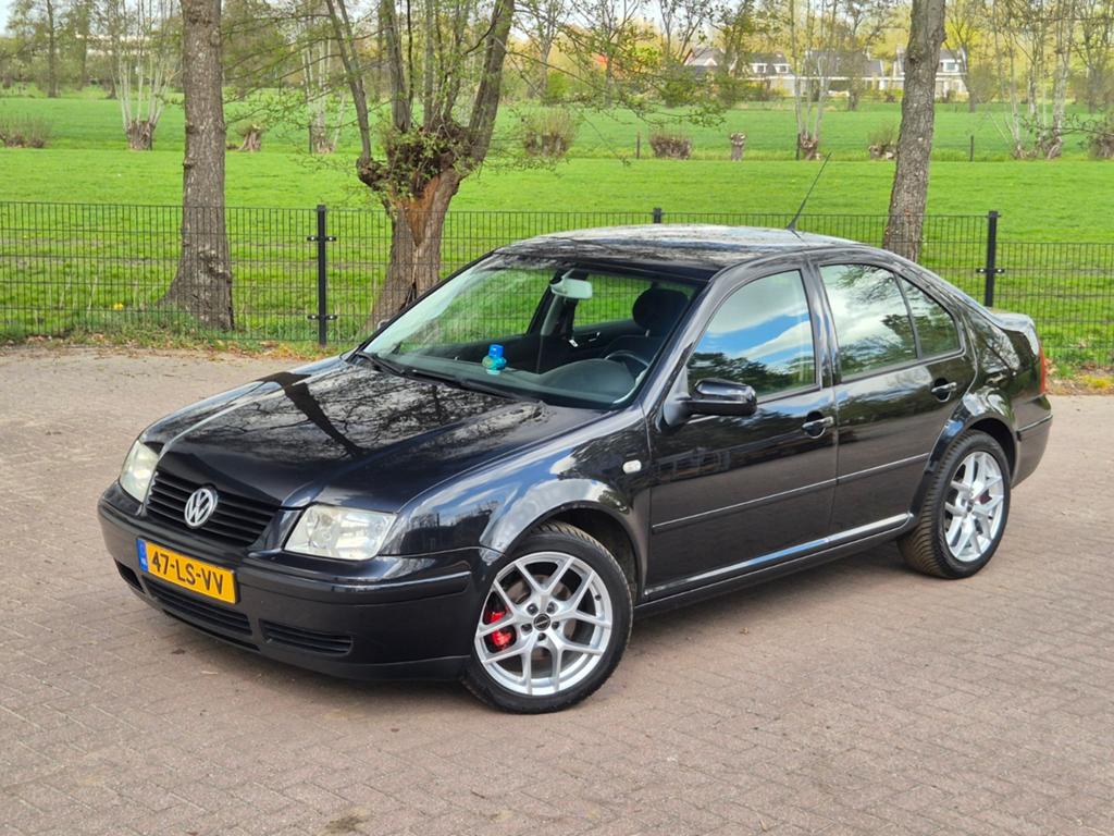 Volkswagen Bora 1.6 77KW 2003 Zwart, Auto's, Volkswagen, Particulier, Bora, Airbags, Airconditioning, Alarm, Bluetooth, Centrale vergrendeling