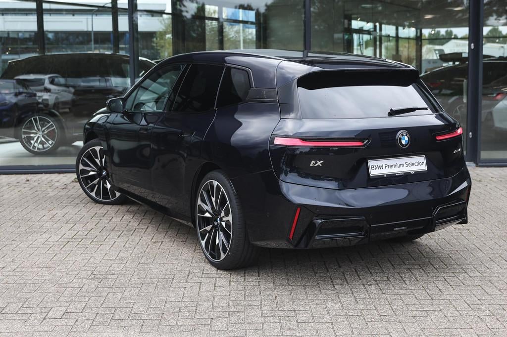 BMW iX xDrive45 M Sport / Panoramadak / Trekhaak / Stoelvent, Met garantie (alle), Zwart, Vierwielaandrijving, 408 pk