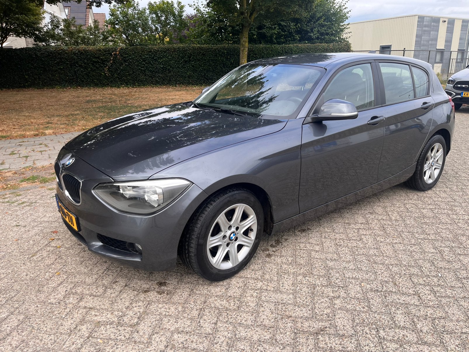 BMW 1-Serie 114i 102PK 5D 2014 Grijs, Auto's, BMW, 1-Serie, Achterwielaandrijving, 4 cilinders, 102 pk