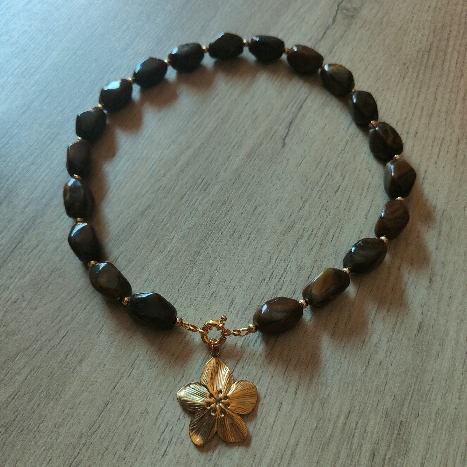 Prachtige bruine ketting met tijgeroog en gouden bloemhanger, Sieraden, Tassen en Uiterlijk, Kettingen, Met hanger, Bruin, Nieuw