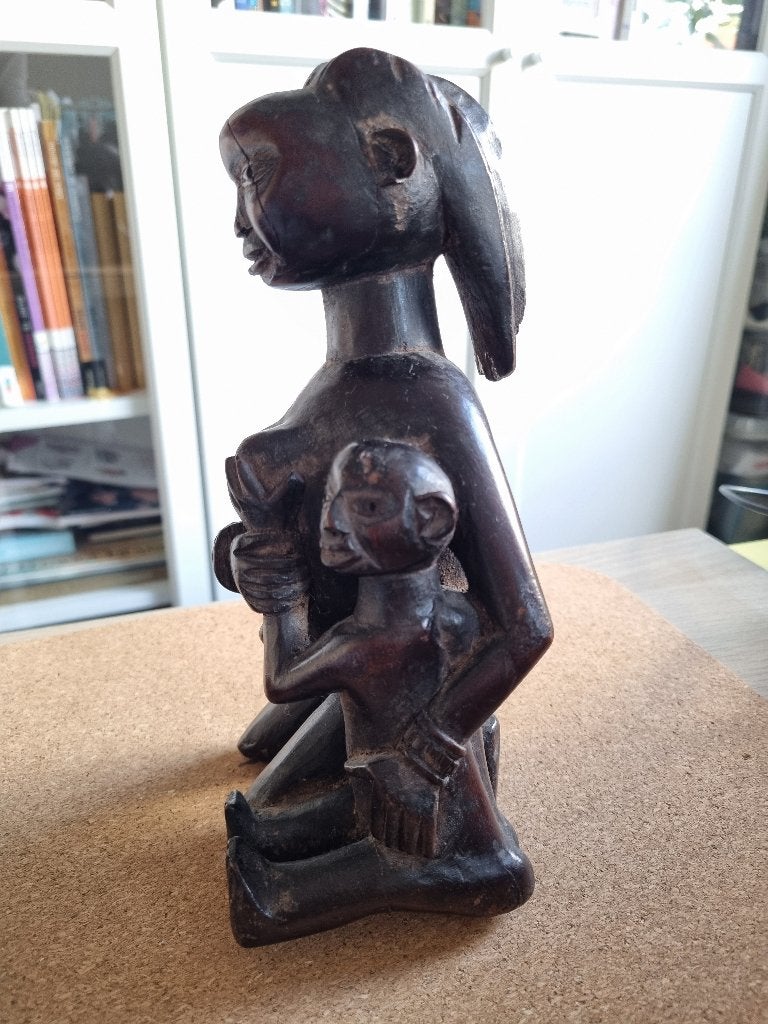 Ovimbundu moeder-kindbeeld Angola – oud handgesneden hout, Hout, 22 cm, Afrika, Ophalen of Verzenden