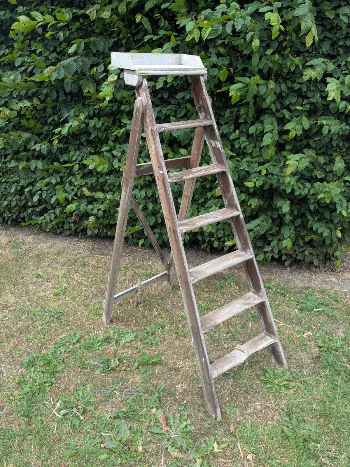 Vintage houten schildersladder met plateau, decoratie trap, Ophalen of Verzenden, Gebruikt