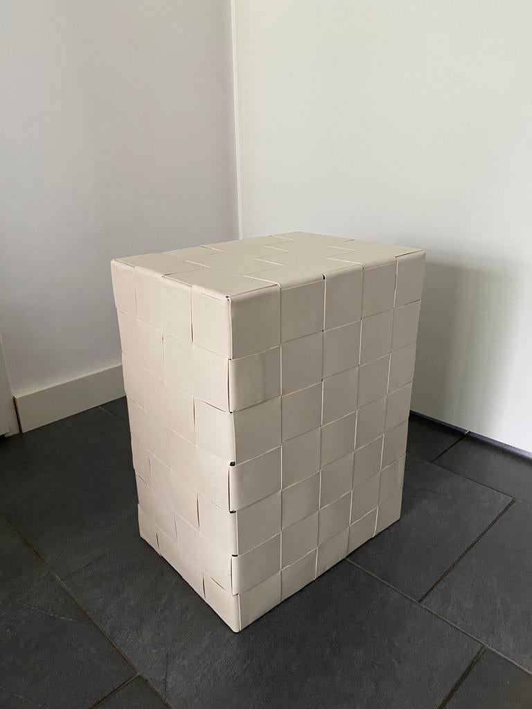 Unieke handgewoven metalen bijzettafel/kruk – Gebroken wit, Huis en Inrichting, Tafels | Bijzettafels, Minder dan 55 cm, Metaal of Aluminium