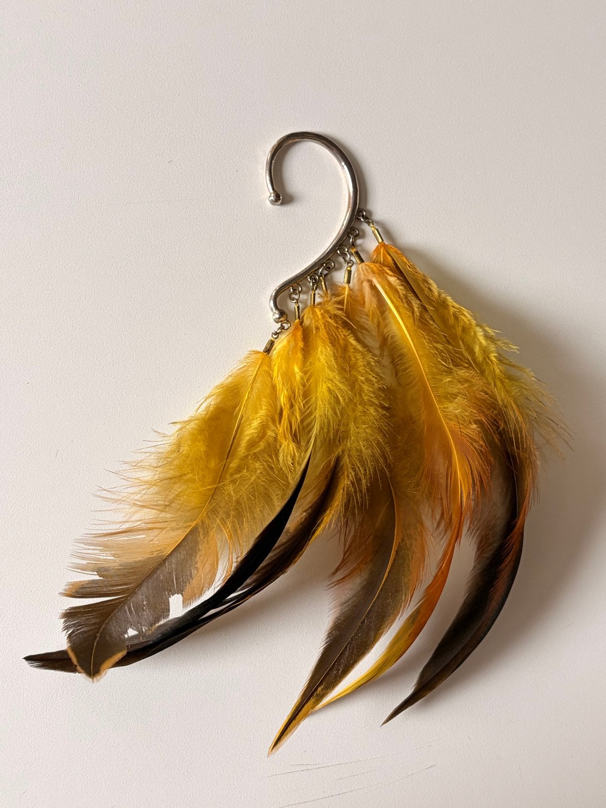 Oorbel met veren - Geel/Oranje/Zwart, Overige materialen, Hangers, Geel, Ophalen of Verzenden