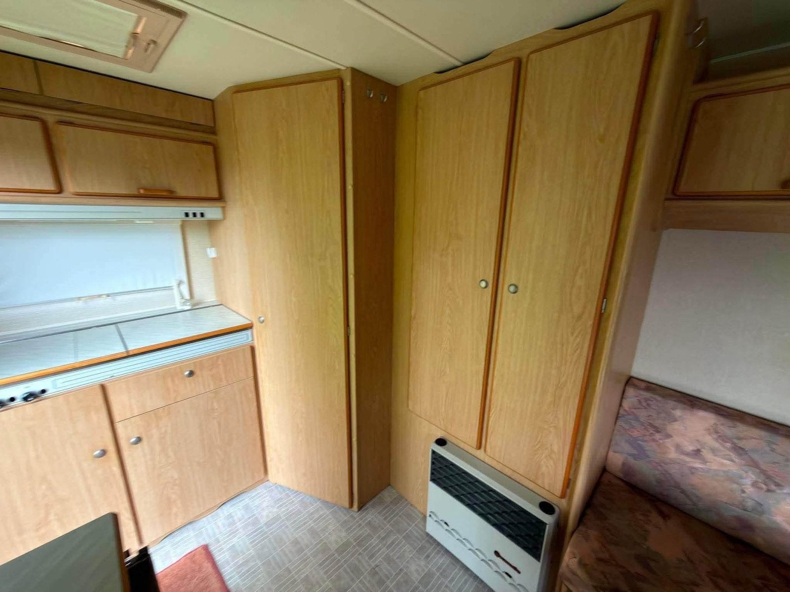 Chateau La Car 400 met voortent, luifel, wc, wasbak en douch, Caravans en Kamperen, Caravans, Chateau, Rondzit, Omvormbare zithoek