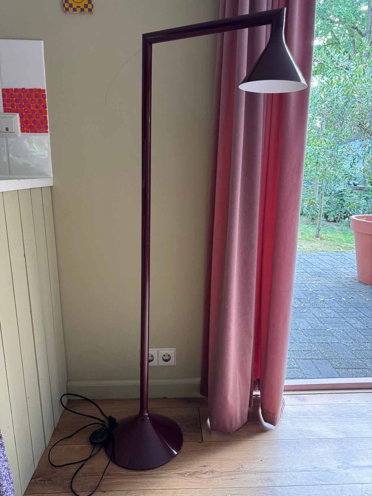 Ikea PS 2026 staande uplight donkerrood, Huis en Inrichting, Lampen | Vloerlampen, Ophalen, 100 tot 150 cm, Nieuw, Overige fittingen