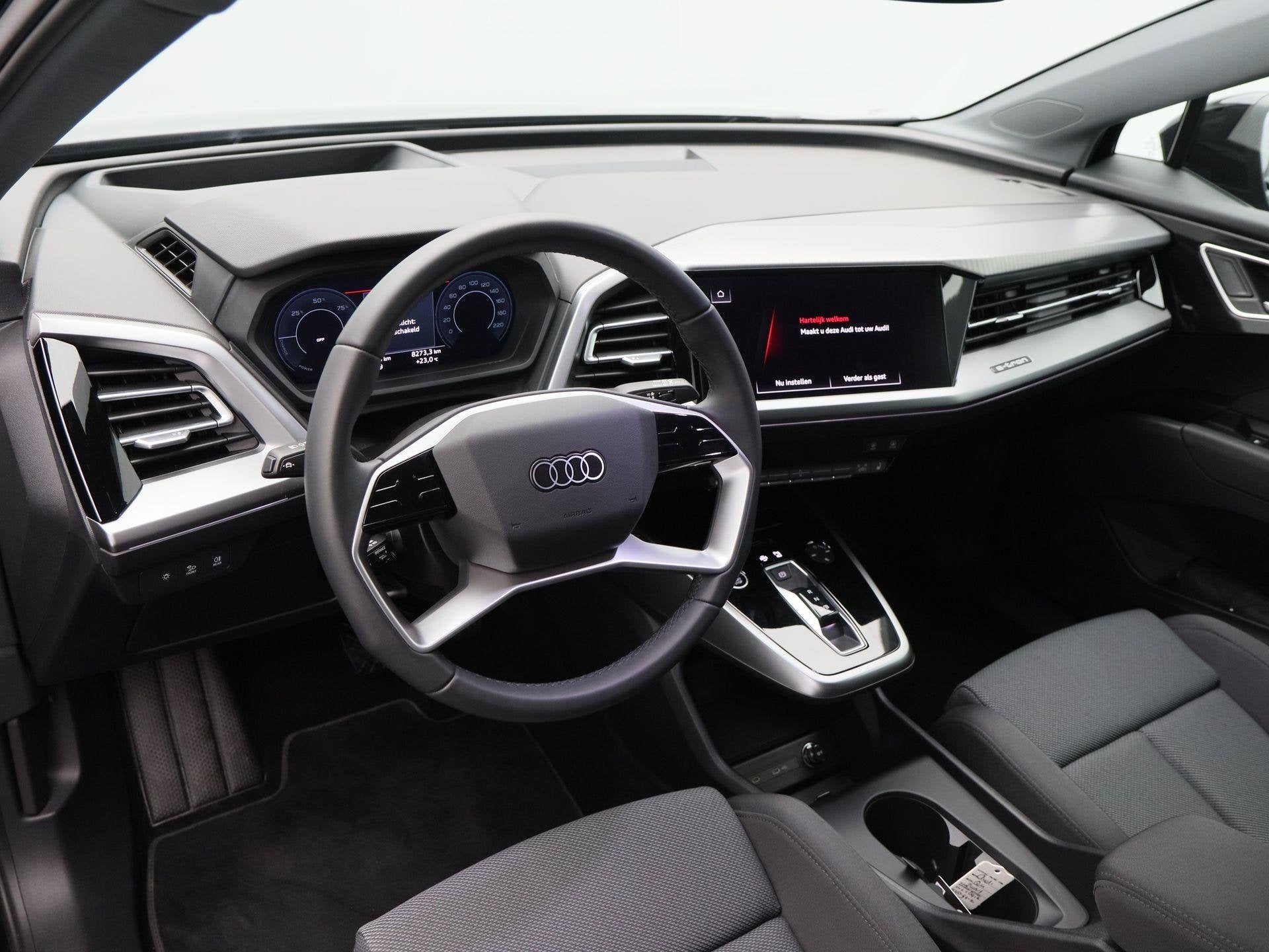 Audi Q4 e-tron 40 S Edition 63 kWh 204 Pk | Trekhaak | Stoel, Auto's, Audi, Automaat, Gebruikt, Zwart, Leder en Stof