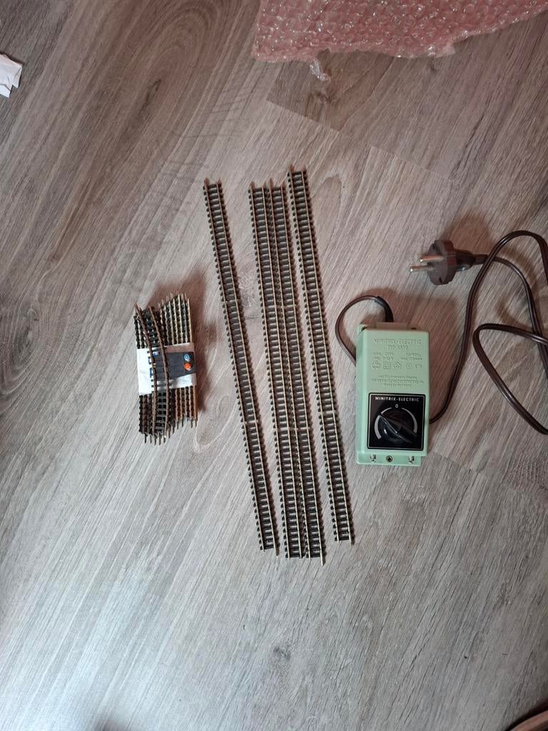 Minitrix Startsetje met stroeve loc en gebruikte wagons, Gelijkstroom, Trix, Ophalen of Verzenden, Analoog