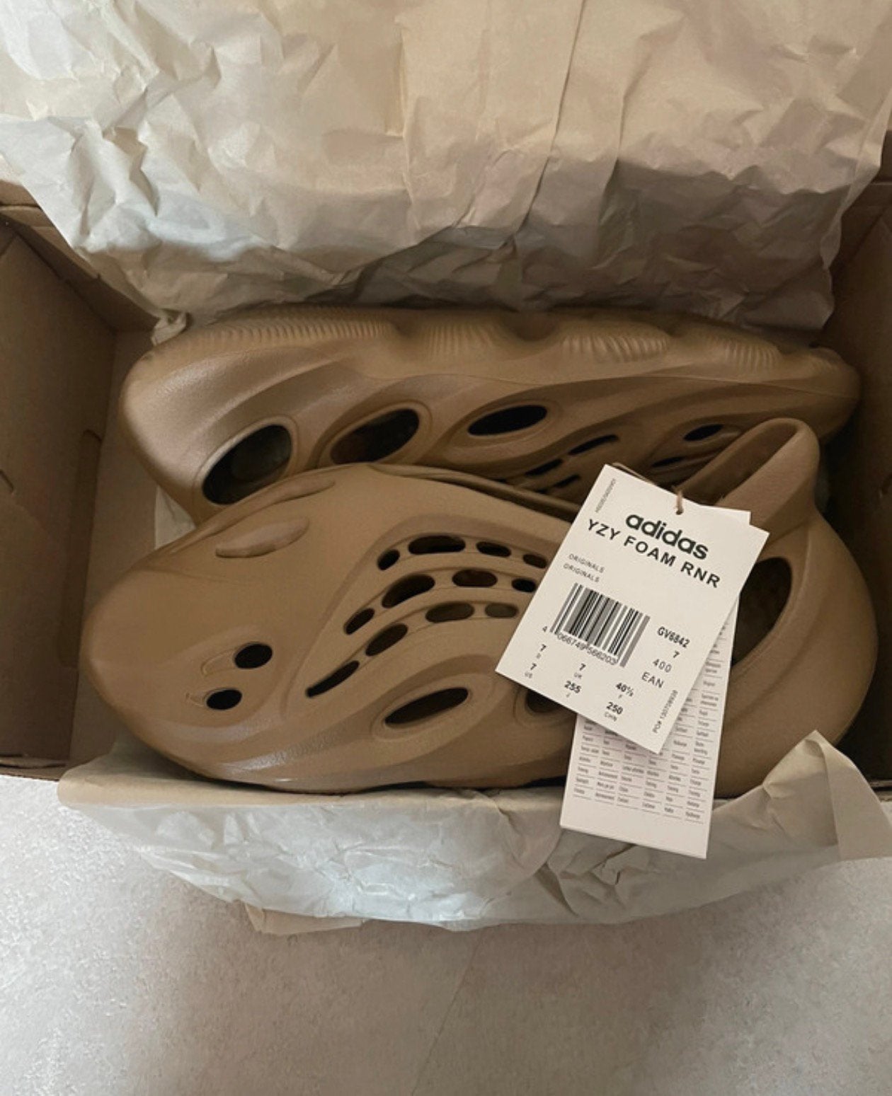 Yeezy Foam Runner Clay Taupe maat 44,5, Kleding | Heren, Schoenen, Ophalen of Verzenden, Nieuw, Overige kleuren