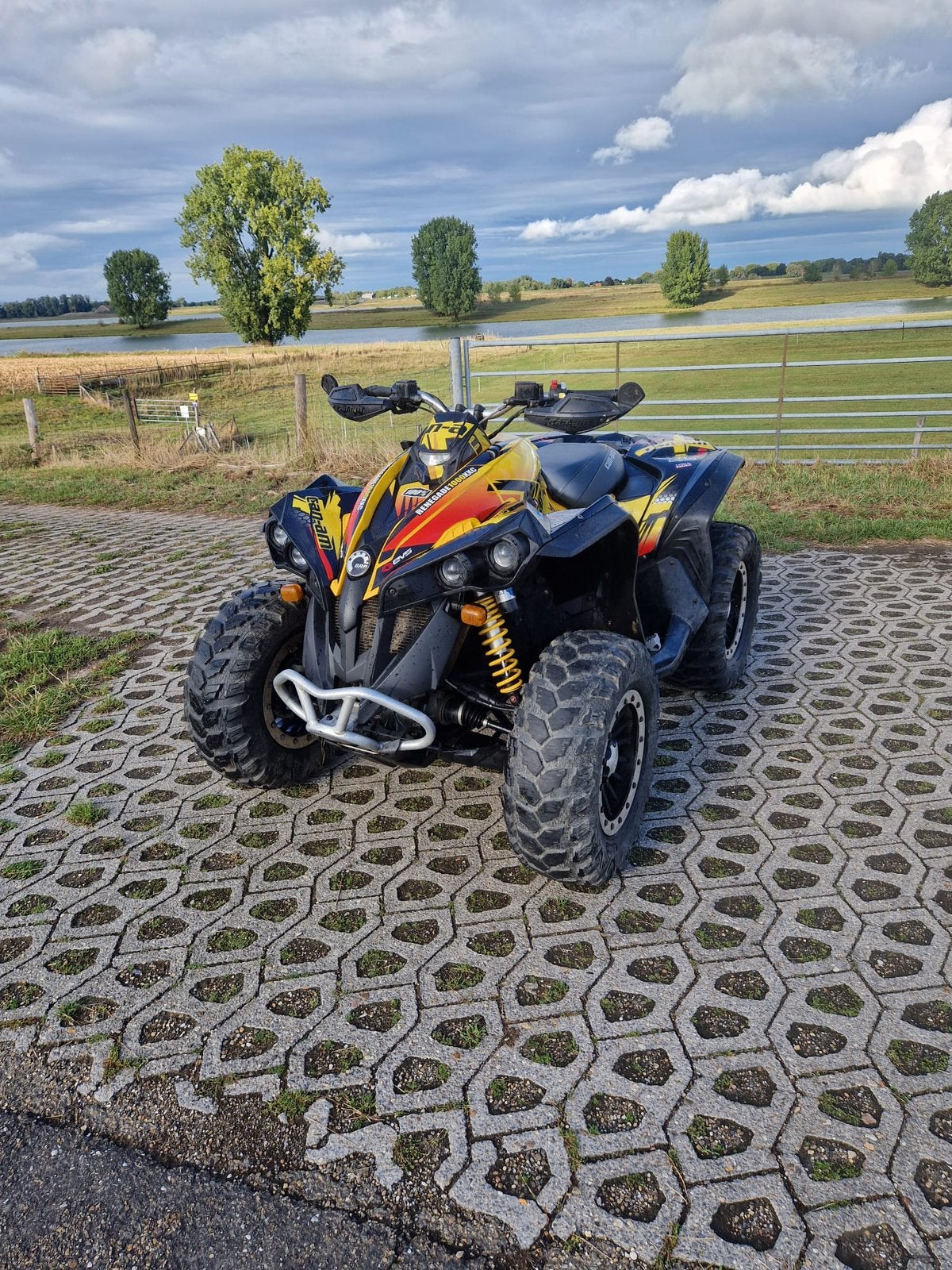 can am renegade 1000cc 2013auto rijbewijs, Auto's, Peugeot, Automaat, 4 stoelen, Geel, Vierwielaandrijving