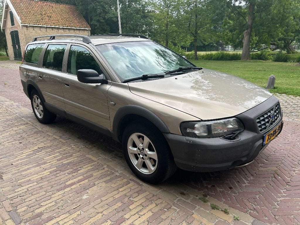 Volvo XC70 2.4 T  AWD AUT 2001 Beige, Auto's, Automaat, 1800 kg, 1657 kg, Beige