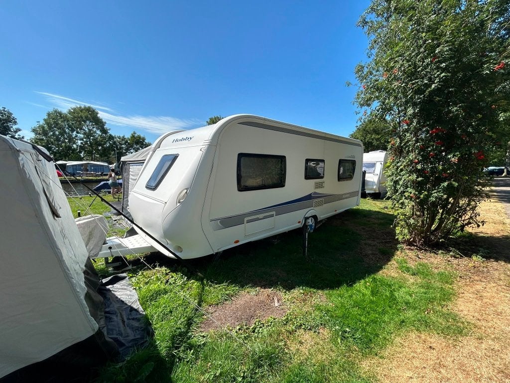 Hobby 560 UFE, compleet met inventaris en voortent, Rondzit, Particulier, Vast bed, 5 tot 6 meter