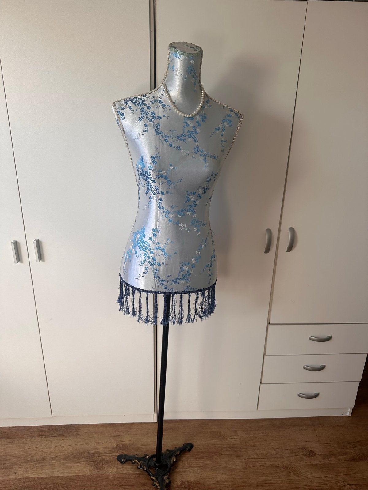 Decoratieve paspop met bloemenprint en kwastjes, Ophalen, Zo goed als nieuw