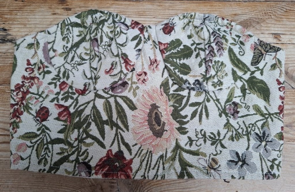 Gobelin Bustier, geen oudje maar wel leuk voor paspop o.i.d., Antiek en Kunst, Curiosa en Brocante, Ophalen of Verzenden