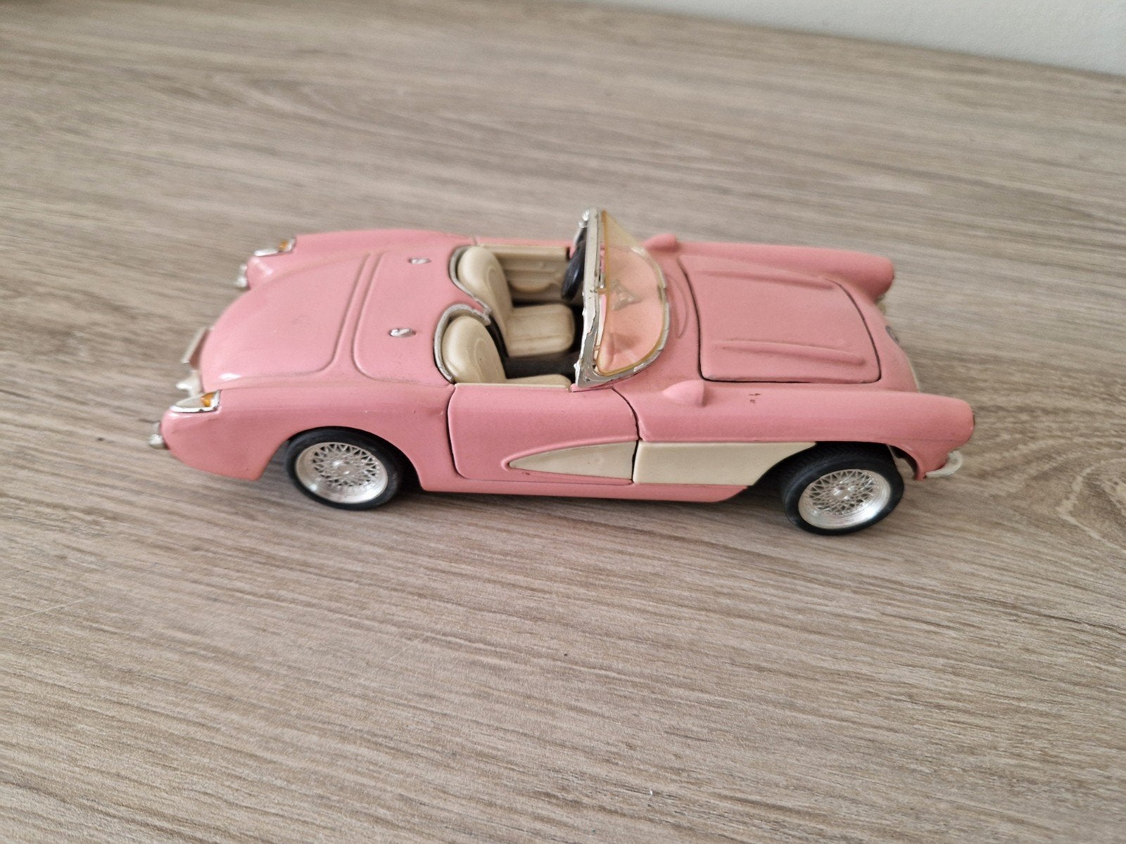 Roze Chevrolet Corvette Modelauto (metaal), Hobby en Vrije tijd, Modelauto's | Overige schalen, Zo goed als nieuw, Auto, Ophalen of Verzenden