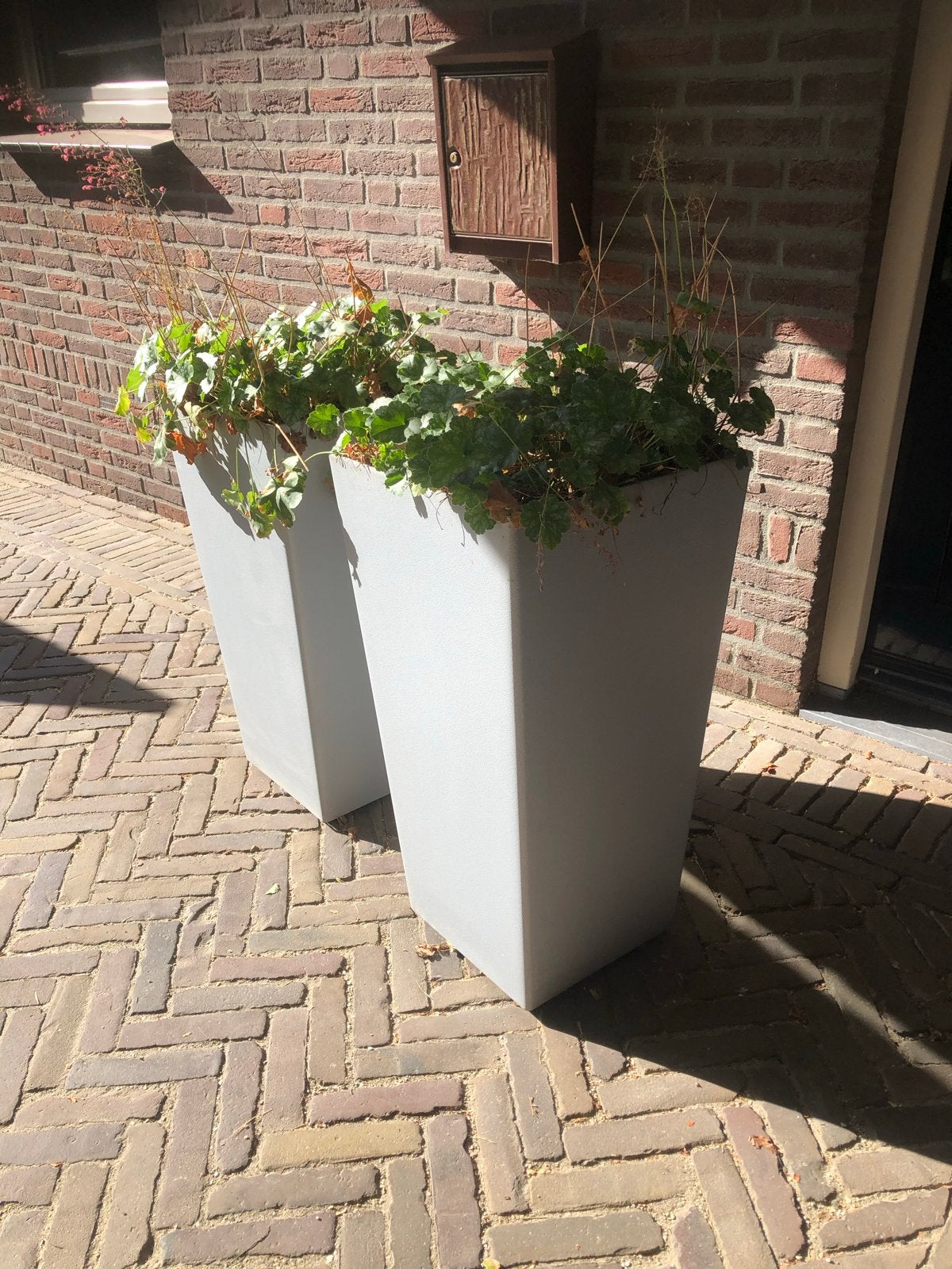 2 Grote beton Grijze Bloempotten - Modern Design, Tuin en Terras, Ophalen, Overige materialen, Gebruikt, Balkon