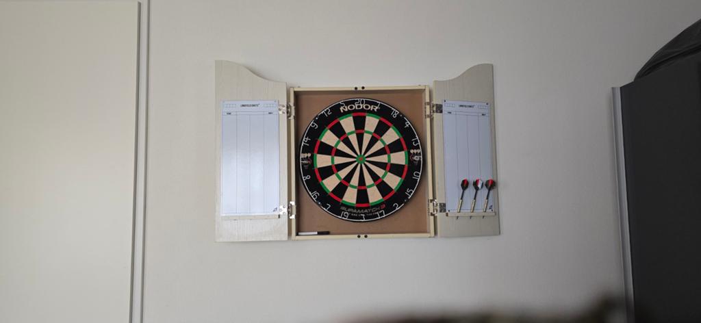 Dartbord in kastje, Sport en Fitness, Ophalen of Verzenden, Dartbord