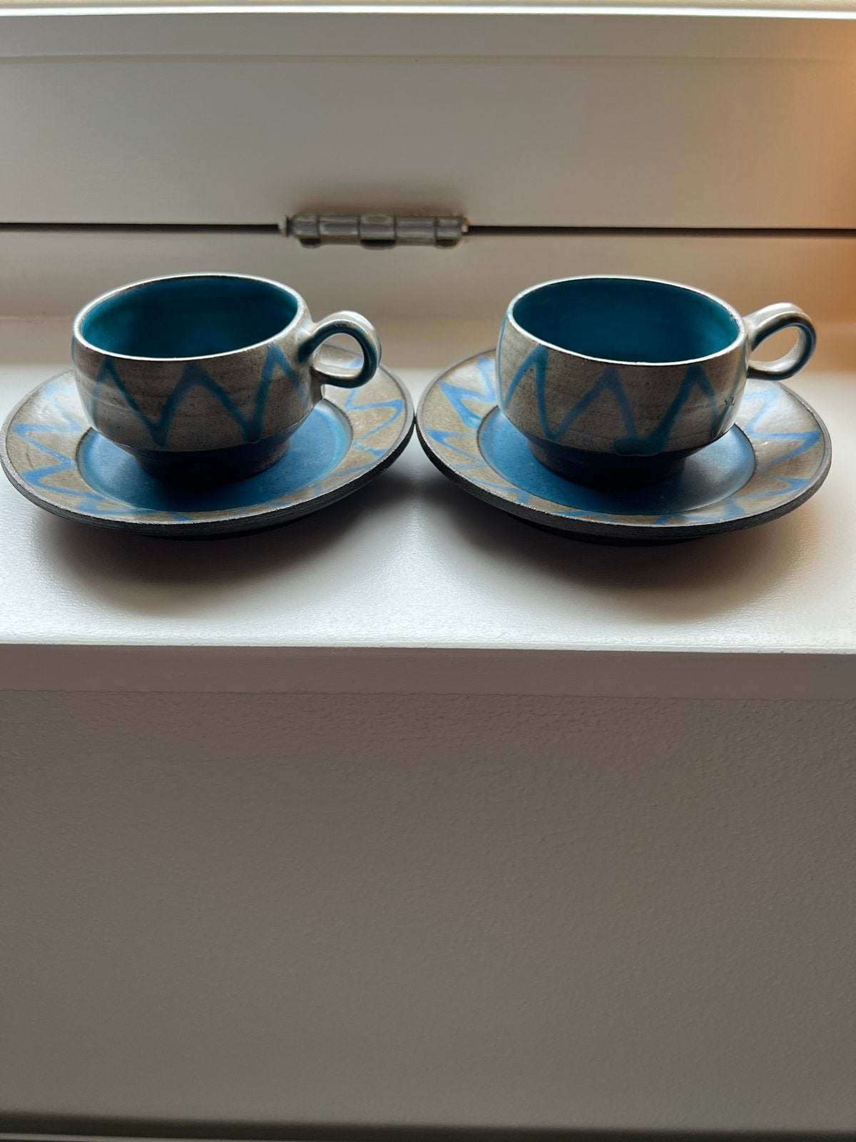 Vintage gesigneerde keramiek kop en schotels set, Antiek en Kunst, Ophalen of Verzenden